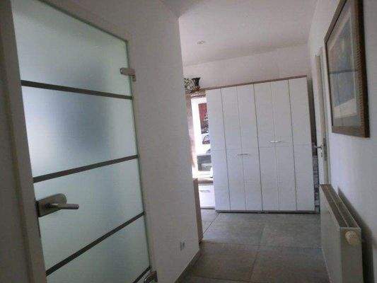 Flur mit Garderobenmöblierung 