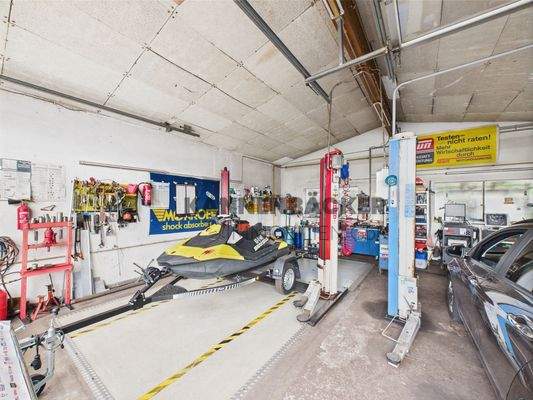 Werkstatt mit Hebebühne