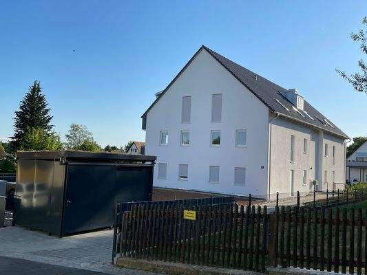 Blick zum Haus mit Eingangsbereich