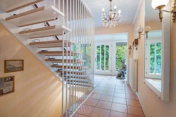 Über eine stabile Holztreppe