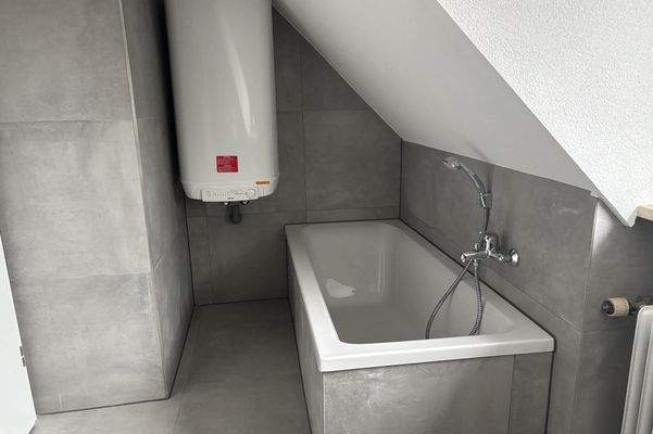 Badezimmer Badewanne und Elektroboiler
