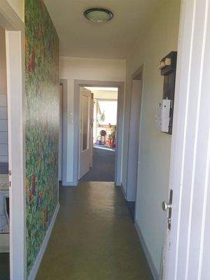 01 Blick in den Flur durch den Eingangsbereich