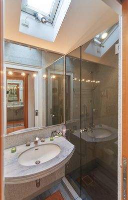 Bad/WC in Einliegergarconniere