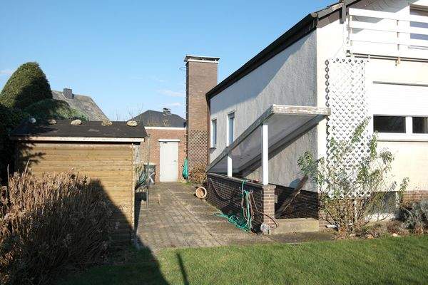 Gartenansicht zur Garage