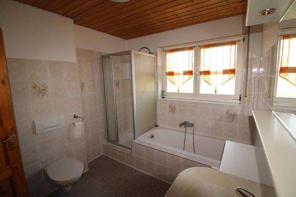 Badezimmer mit Fenster