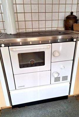 Holzherd in der Einbauküche