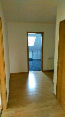 Flur Blick zum Bad.jpg