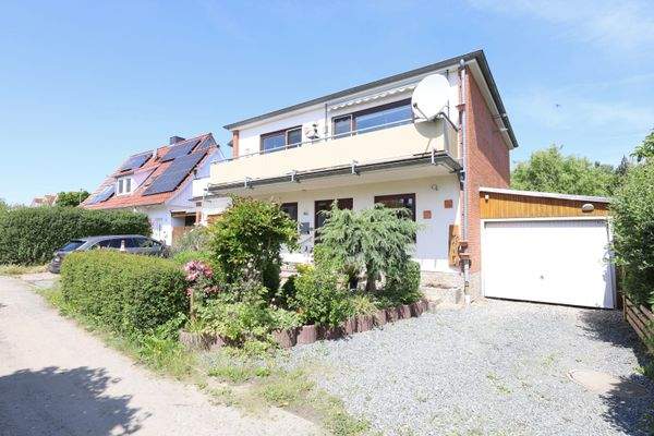 Vorgarten mit Haus und Garage