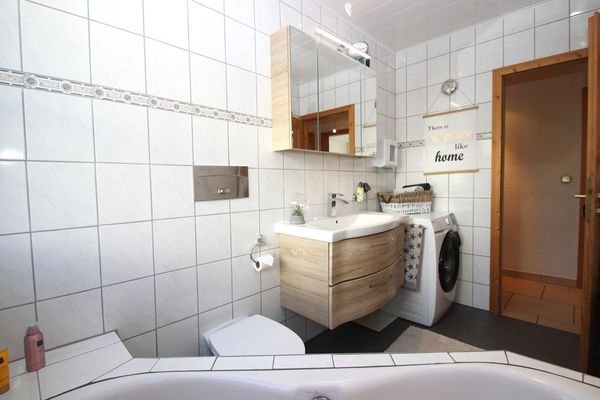 … mit Handwaschbecken 