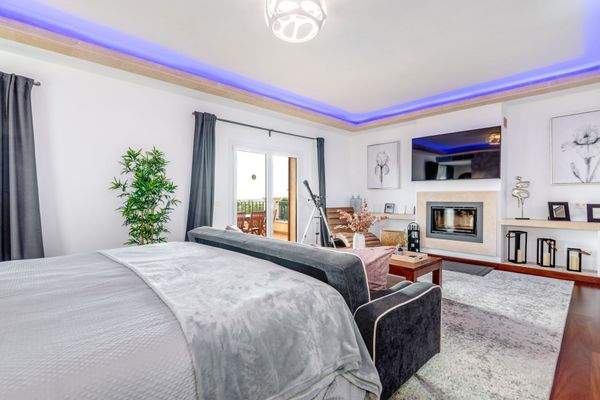 Master Suite mit Kamin und Terrasse