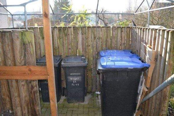 Platz für Papiertonne und Mülltonne