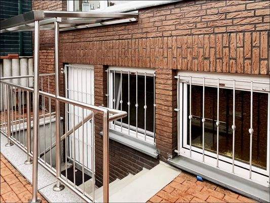 Qualitativ geschützter Kellerzugang mit Überdachung und gesicherten Fenstern/und Tür