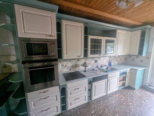 Küche im Erdgeschoss mit Einbauküche