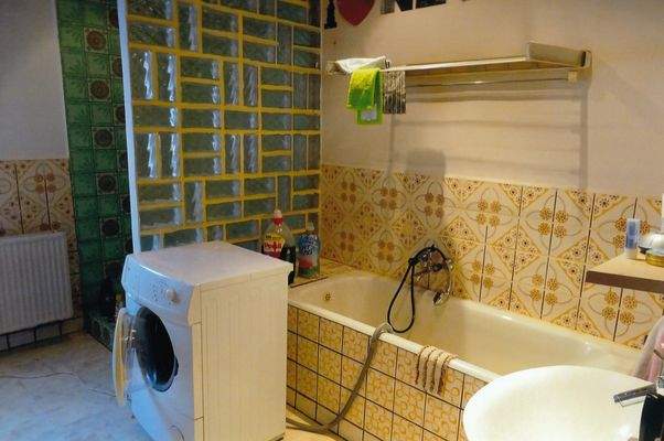 Bad mit Wanne und Waschmaschine