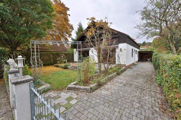 Hausansicht mit Einfahrt