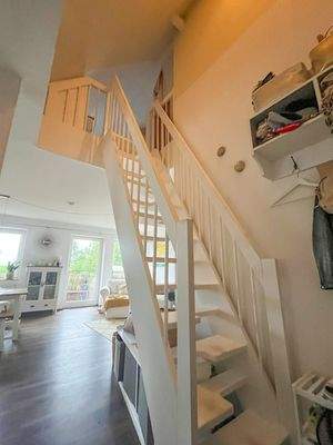 Offene Holztreppe zum Schlafzimmer