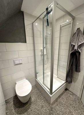 Edle Glasdusche und wandhängende Sanitärausstattung in zeitlosem Design (2.OG) App.3