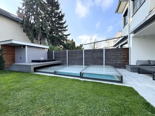 Eigengarten mit abdeckbaren Outdoor-Pool