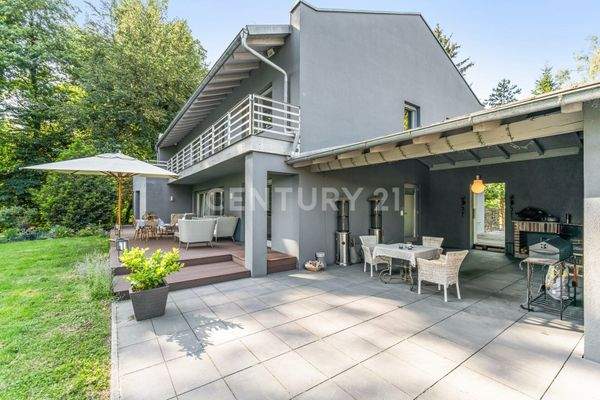 Weitläufige Terrasse mit Süd-Ausrichtung