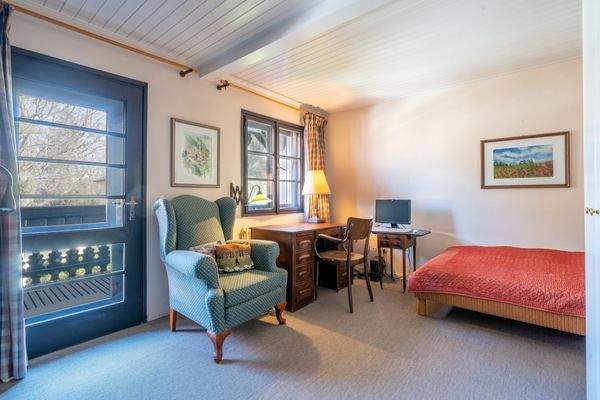 Arbeitszimmer mit Balkonzugang