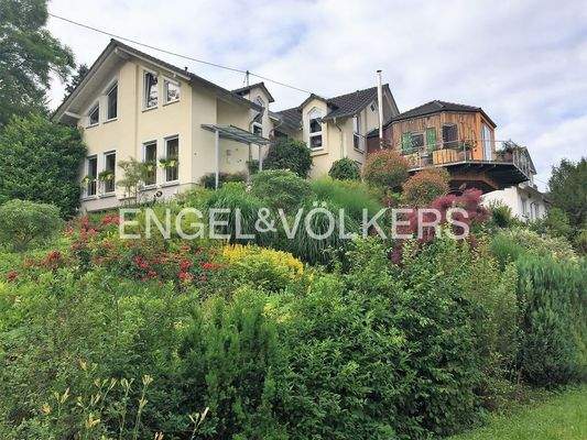 Hausansicht mit angebautem Wintergarten