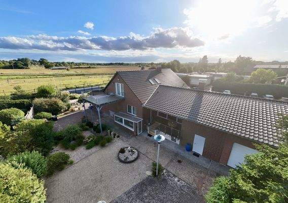 Gartenansicht mit Balkon