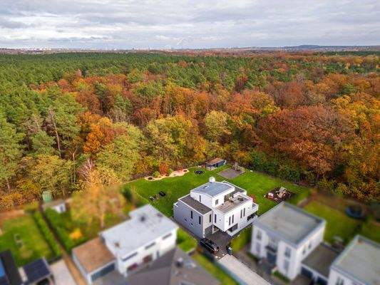 Herbstliche Luftaufnahme des Hauses und der bewaldeten Umgebung