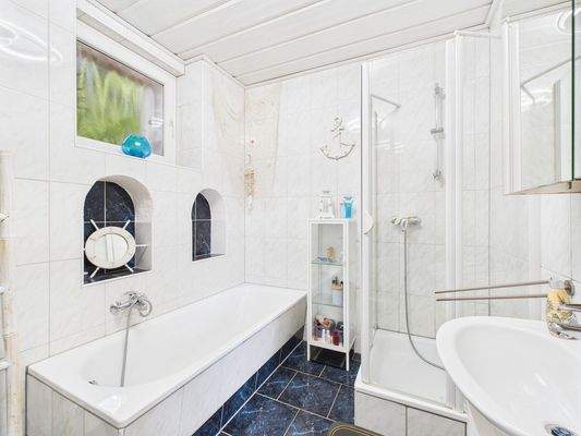 mit Wanne und Dusche