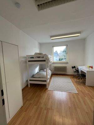 Zimmer / Schlafraum, heller Laminatboden