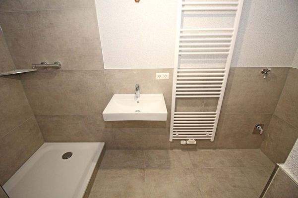 mit Dusche & WM-Anschluss