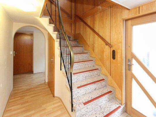 Eingangsbereich und Treppenaufgang