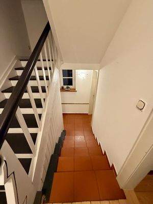 Treppe zum Keller und Gäste WC