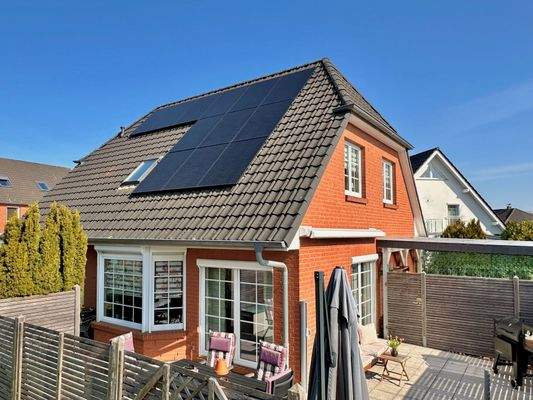 Seitlicher Blick auf die neue Photovoltaik- Anlage