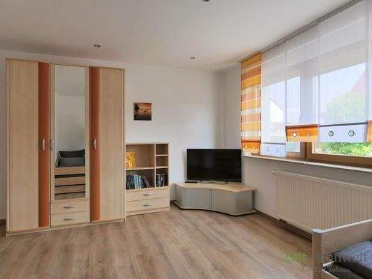 Kleiderschrank und TV