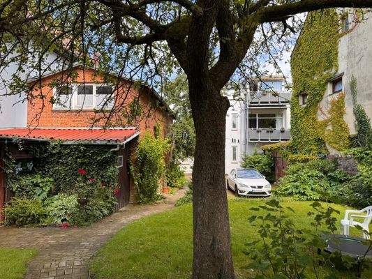 F-16-Rasenfläche_und_Nebengebäude