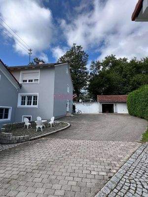 Aussenansicht mit Garagen