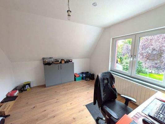 Helles Kinderzimmer mit Blick ins Grüne