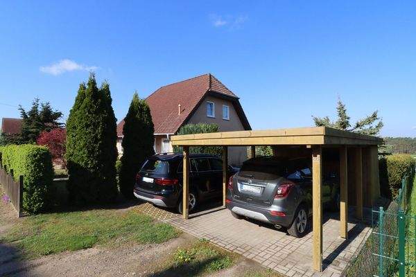 Carport und Stellplätze