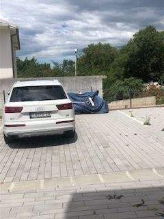 2 Stellplätze zur Wohnung, geplastert