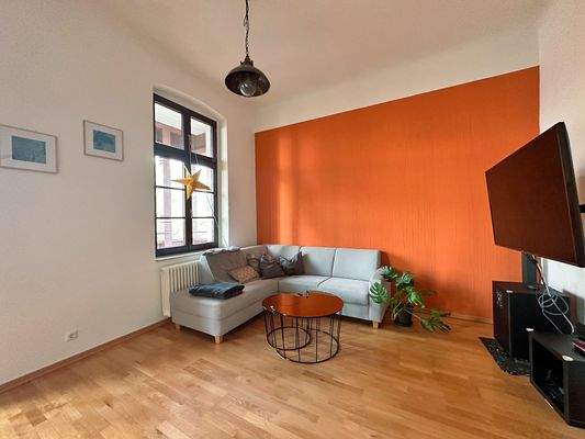 Loungebreich am Kamin im Wohnzimmer