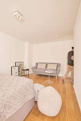 Schlafzimmer mit Blick zur Tür