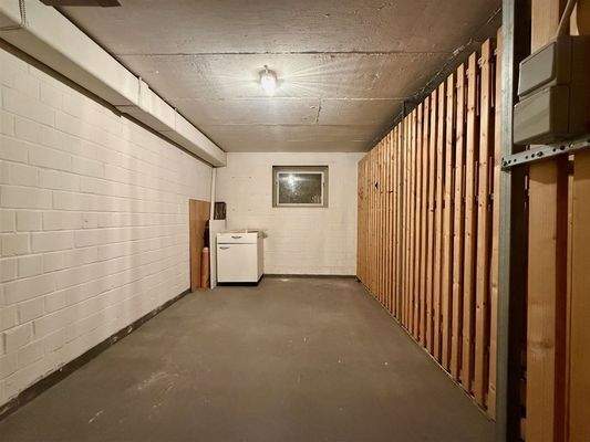 Kellerraum mit Licht und Strom