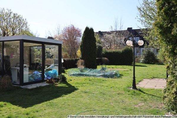 09 Grundstück mit Gartenhaus