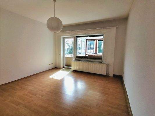 Wohnzimmer 1.OG mit Zugang zum Balkon