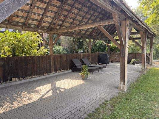 geschützter Unterstand für Grillparty's