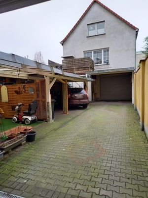 Hinterhaus und Carport