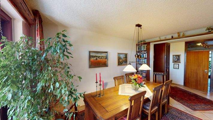 großzügiges Esszimmer