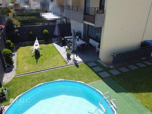 Pool mit Terrassenbereich