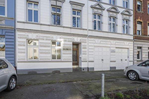 Einfahrt und Eingang