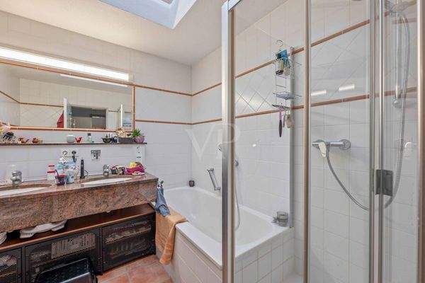 Badezimmer mit Dusche und Wanne